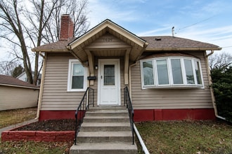 Building Photo - 1009 W 10th St