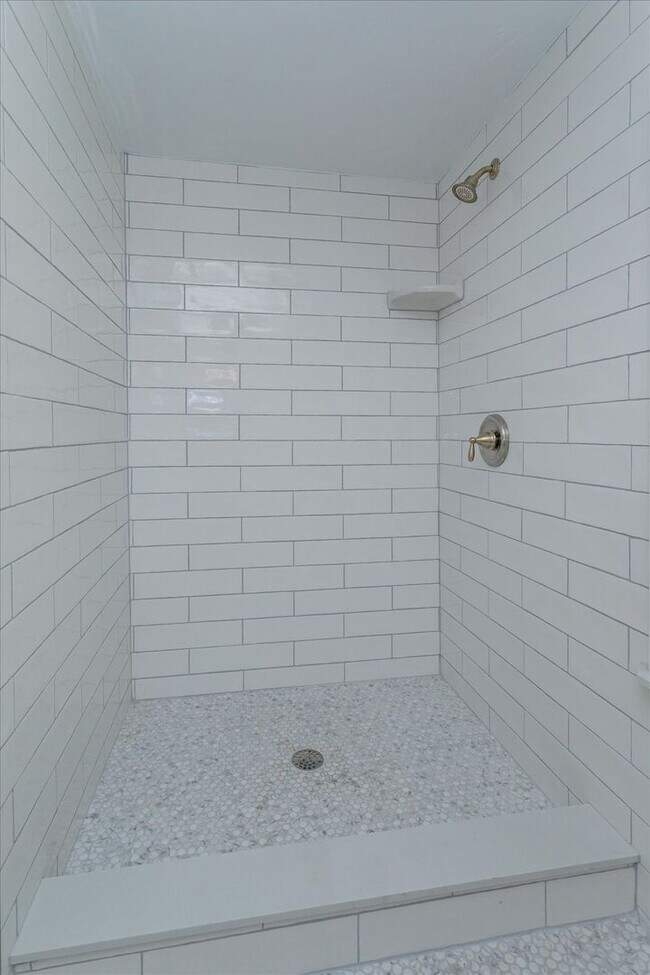 Building Photo - Mid term historic furnished rental