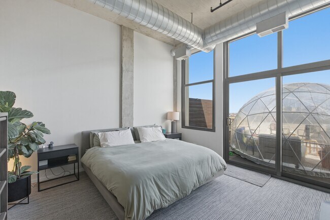 Building Photo - 900 N Kingsbury St