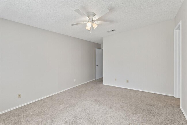 Building Photo - 6002 Parkwood Dr