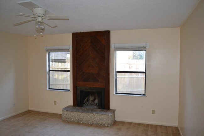 Building Photo - Home For Rent