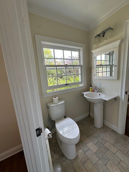 shared bathroom - 1127 Virginia Way