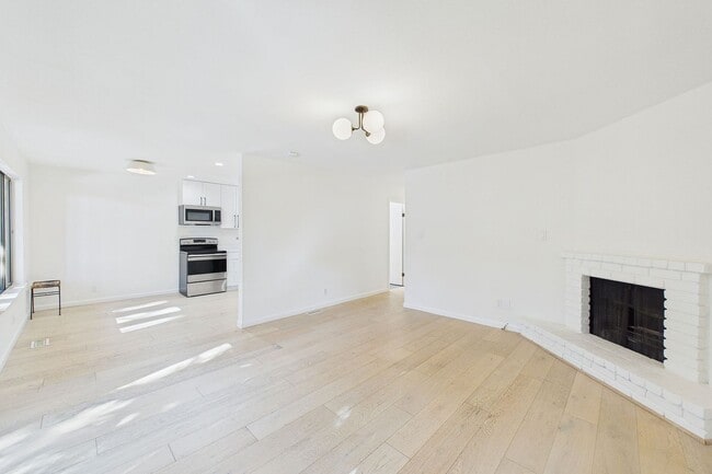 Building Photo - Quiet, light-filled 2BR condo with a private south-facing deck,