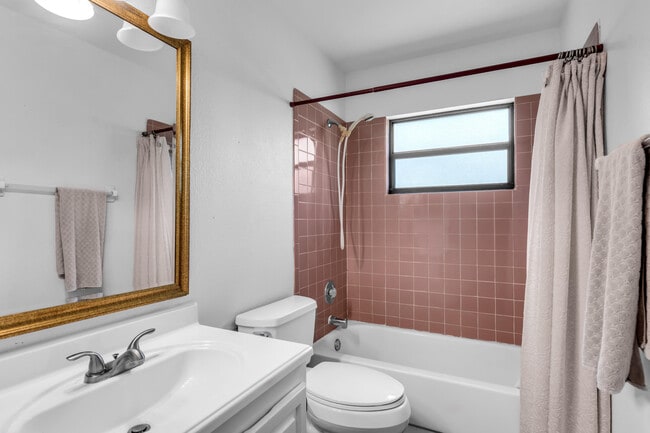 Building Photo - 1532 Primrose Ln