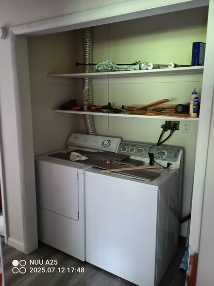 In unit washer drier - 1580 Four Mile Dr