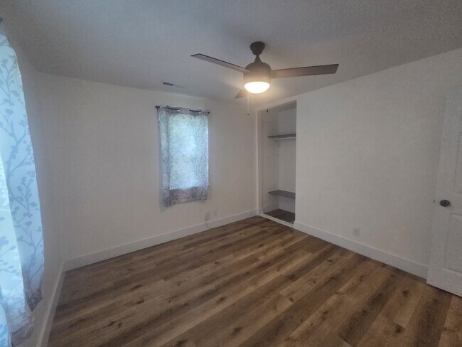 Building Photo - 2842 W Elm St
