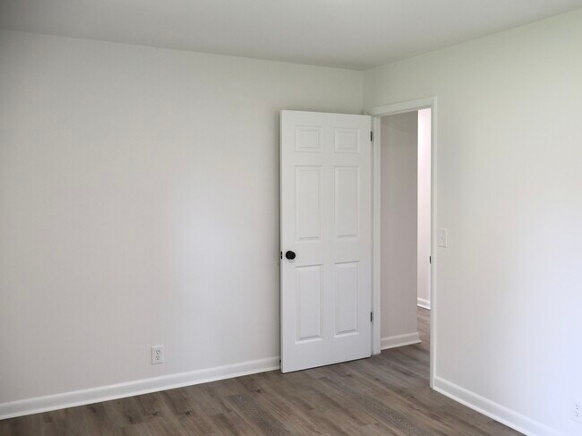 Building Photo - 129 Lake Point Dr