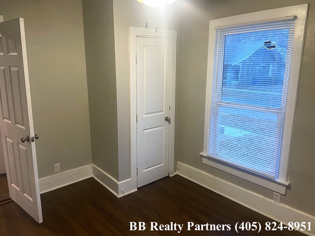 Building Photo - 1121 S Quaker Ave