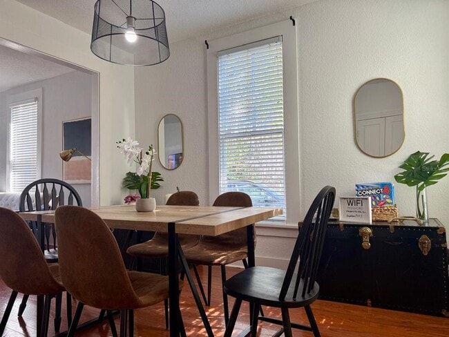 Building Photo - 910 SE 2nd St