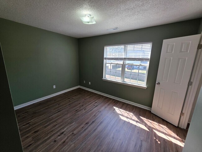 Building Photo - 2 BR 2 BA Townhose