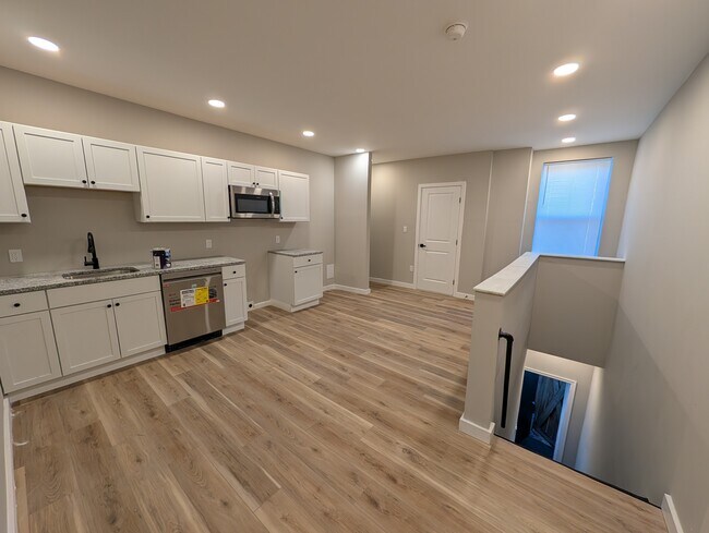 Building Photo - 4250 Lancaster Ave