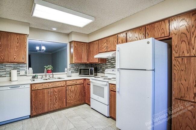 Building Photo - West Gate Area | LaCoruna Courts| Townhome | Unfurnished