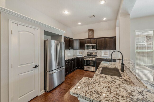 Building Photo - Available for June Move in! Charming 3/2 in Castlegate 2!