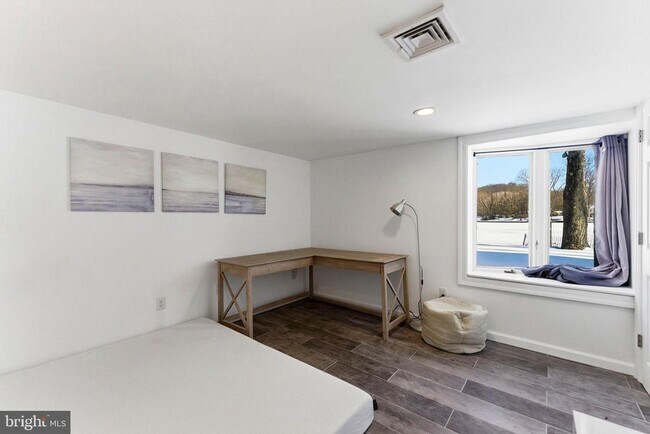 Building Photo - 191 Lakeshore Dr