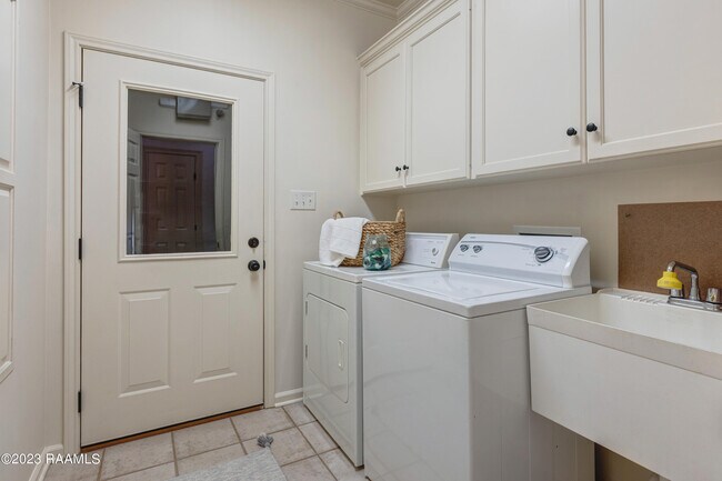 Building Photo - 126 Kingspointe Cir