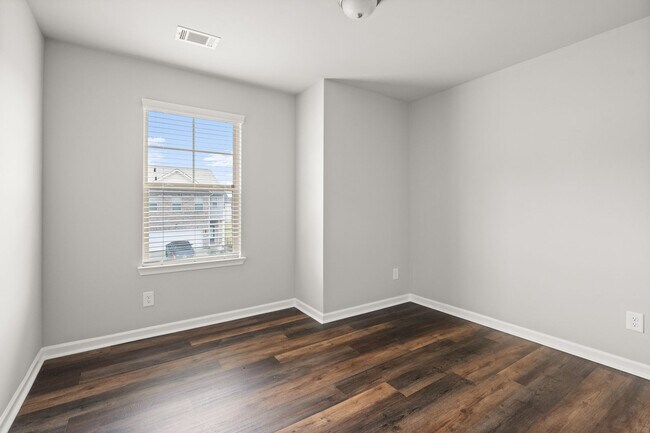 Building Photo - 4 bed / 2.5 bath in Gainesville! Retreat a...