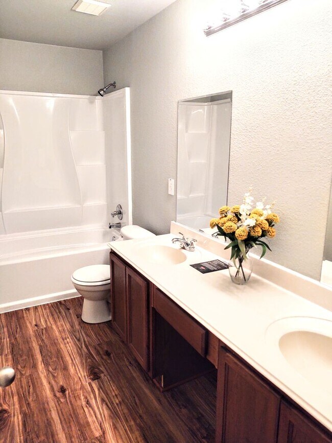 Building Photo - 4 Bed / 2 Bath House in secluded neighborhood with a park and walking trail