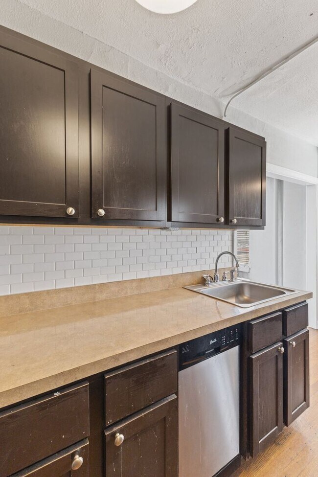 Building Photo - 28 E 16th St