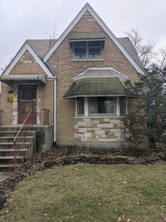 Building Photo - 2345 N Rutherford Ave