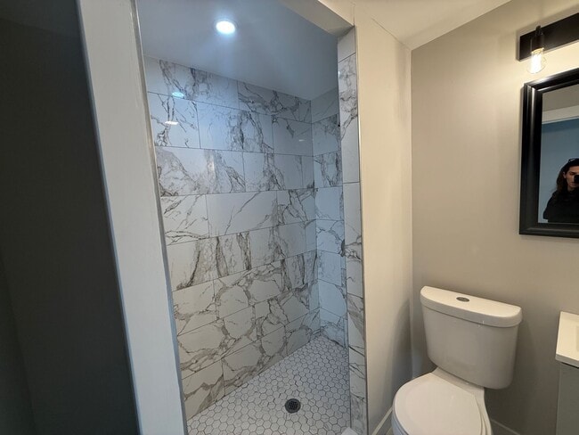 Building Photo - Newly Renovated Single Family in West Haven! Central A/C!