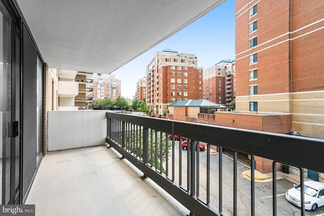 Building Photo - 3800 Fairfax Dr