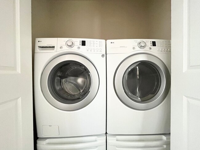 Building Photo - Beautiful 2 story single family house