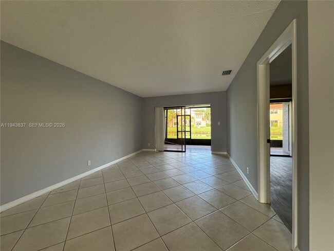 Building Photo - 603 Racquet Club Rd