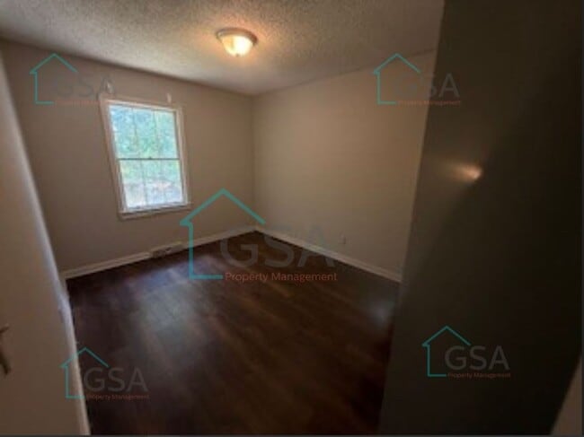 Building Photo - 3 Bedroom 1.5 Bath!