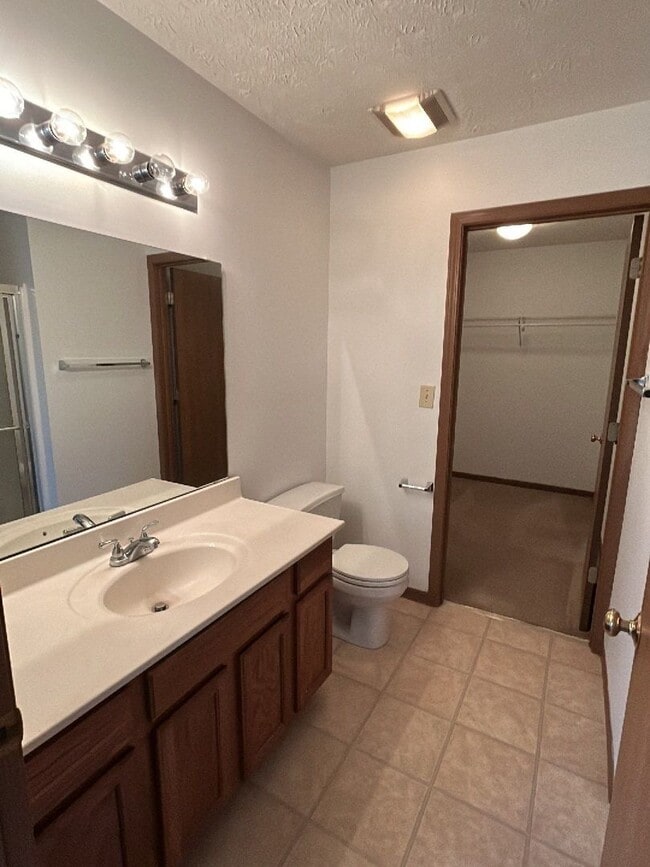 Building Photo - Large townhouse with 3 Bedrooms, 3.5 Bath,...