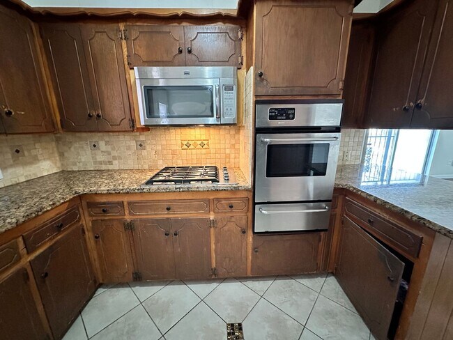 Building Photo - 3 Bed 2.5 bath house in OKC