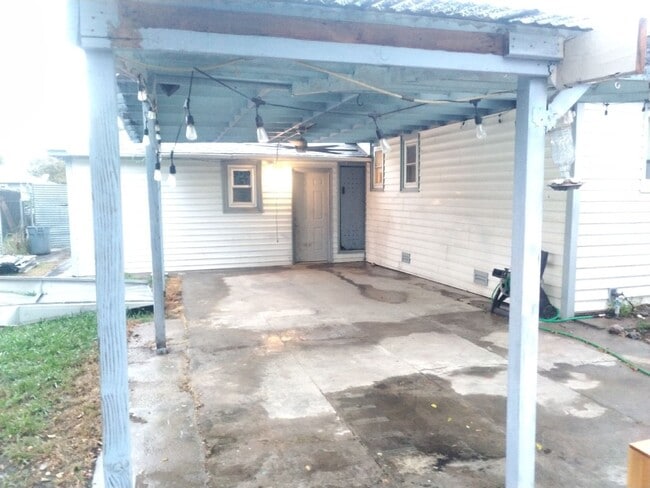 Building Photo - 3 bed 1 bath available in North Highlands!