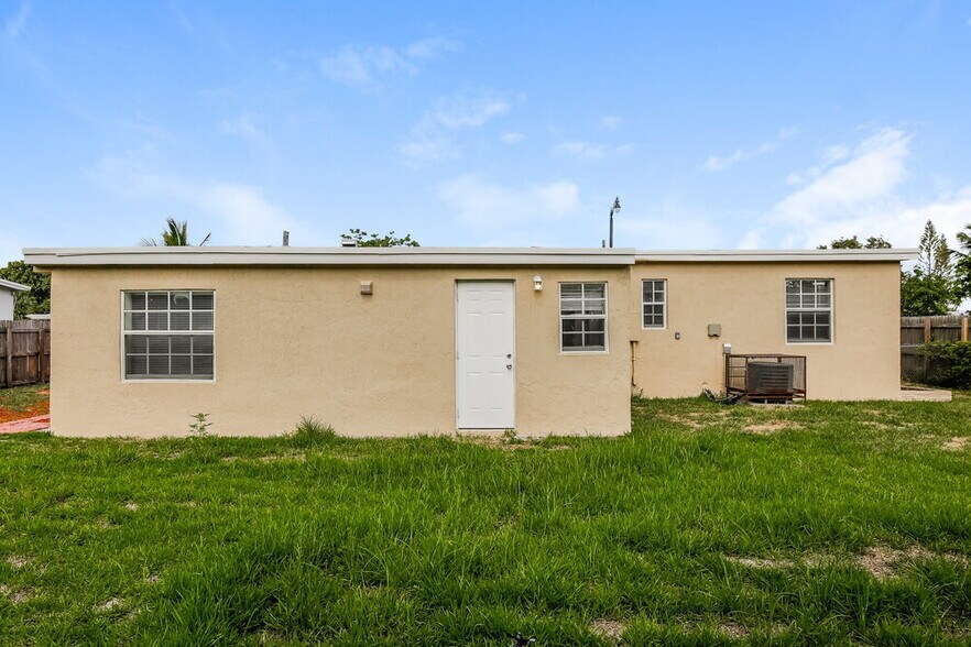 Building Photo - 5319 NE 17th Ave