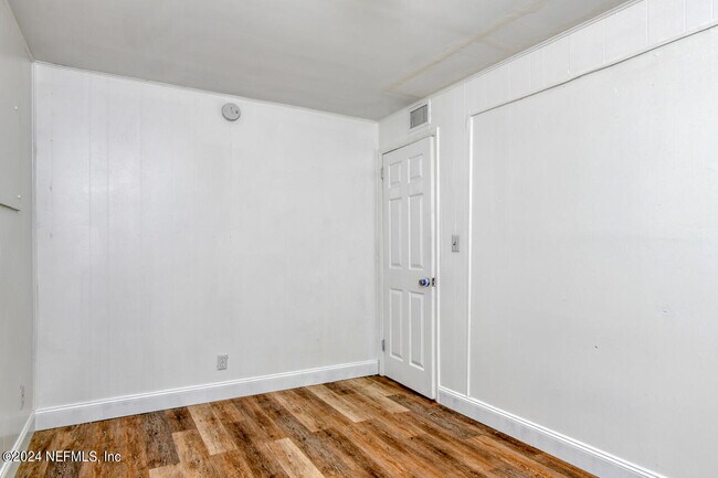Building Photo - 1265 W 26th St