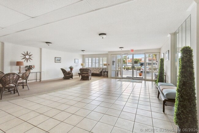Building Photo - 1516 S Lakeside Dr