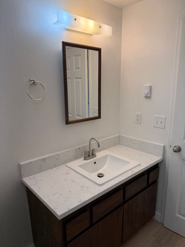 Building Photo - Updated single level 2 bed/1 bath duplex in Thurston!