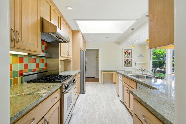Building Photo - Gorgeous 4 bedroom home in Greenbrae with ...