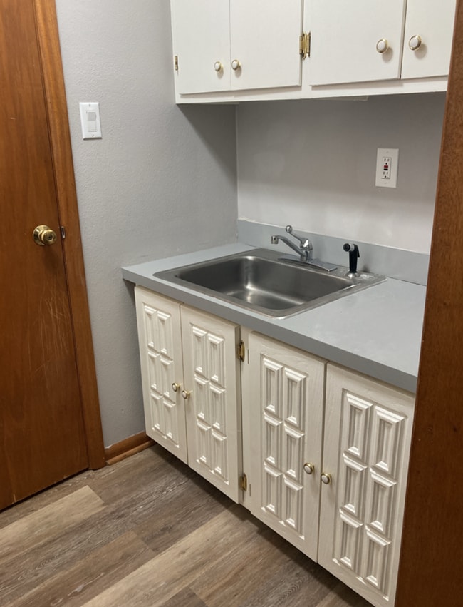 Building Photo - Spacious 3 bedroom 1.5 bathroom home