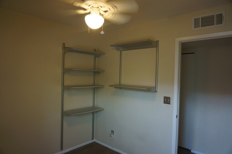 Building Photo - 3304 S Parkside Dr