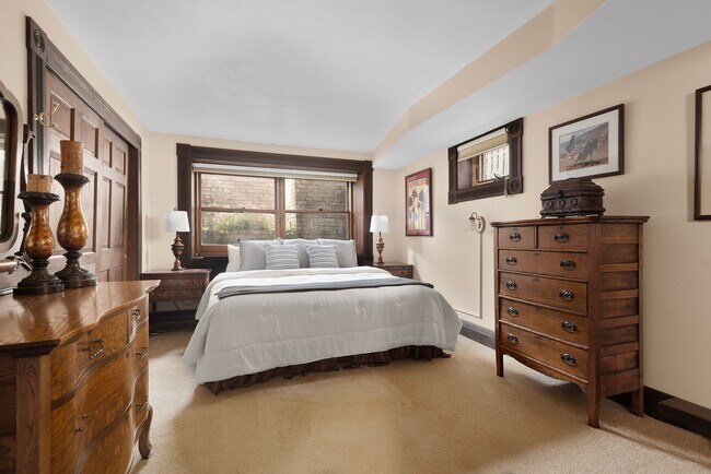 Building Photo - 214 W Hyman Ave