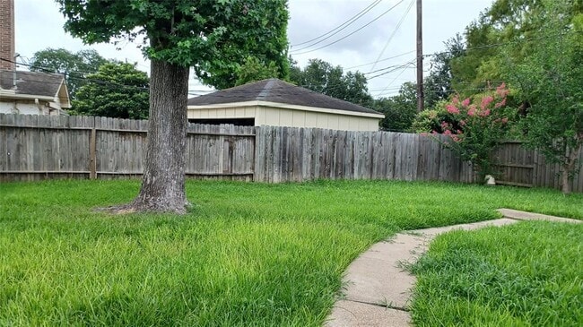 Building Photo - 9115 Sharpview Dr
