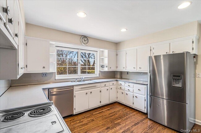 Building Photo - 110 Hegemans Ln