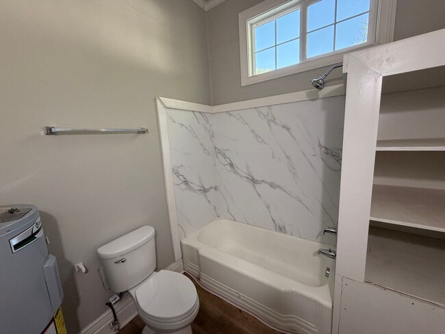 Building Photo - 335 E Burton St