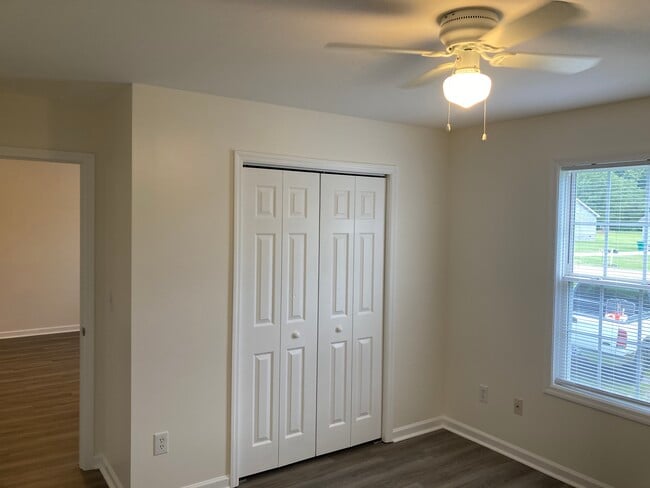 Building Photo - 61 Farm View Cir