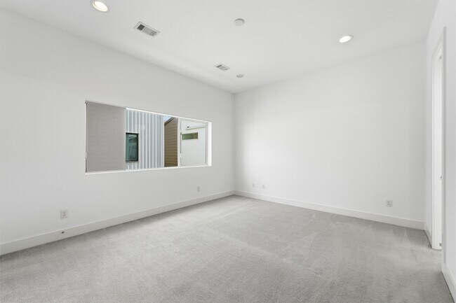 Building Photo - 1155 W 17th St