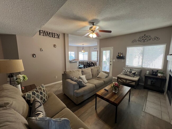 Building Photo - Charming 3-Bed, 2.5-Bath Home with Cozy Fi...