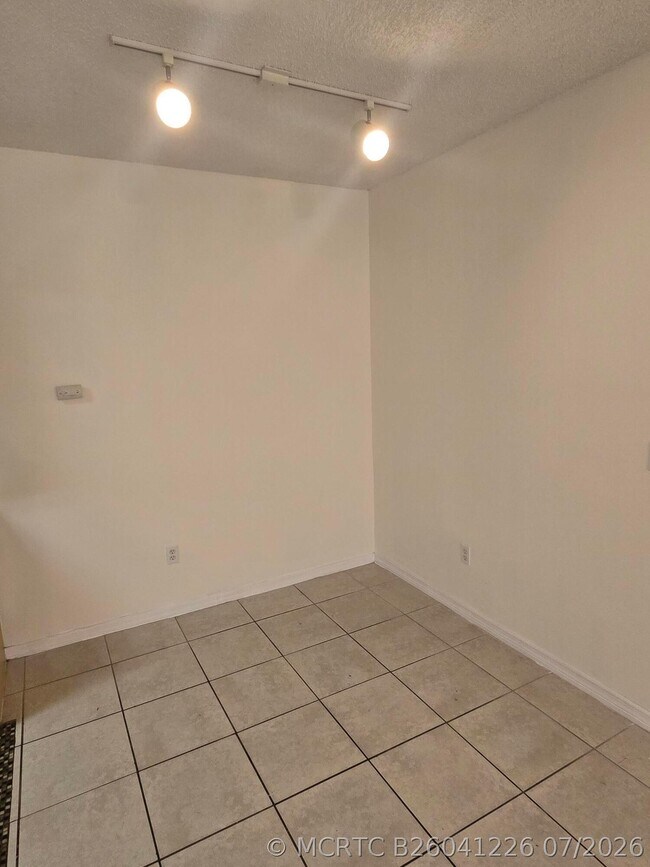 Building Photo - 10306 Fox Trail Rd S