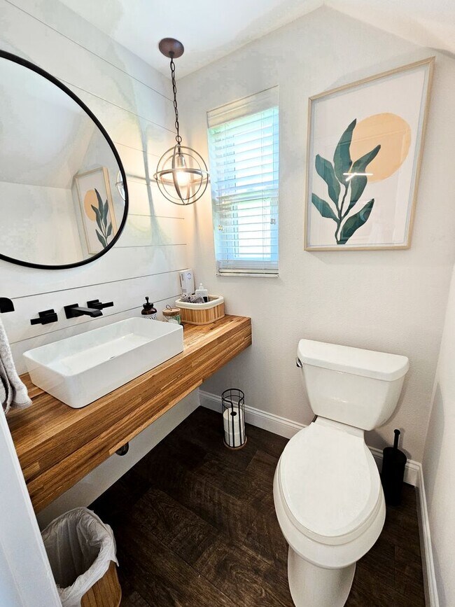 Building Photo - Seasonal Short-Term Venice Island Townhouse Steps from Venice Beach!