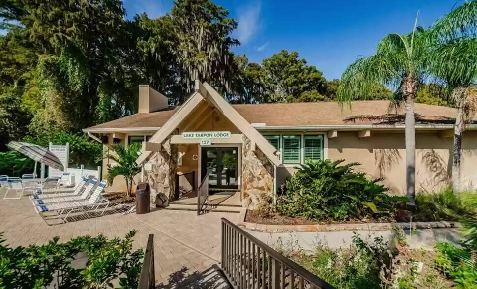 Building Photo - 1223 Queen Anne Dr