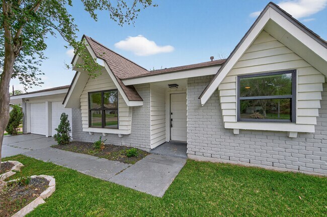 Building Photo - 5743 Ludington Dr