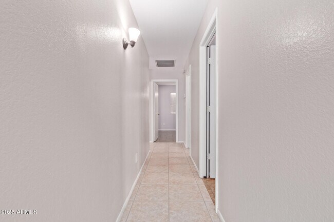 Building Photo - 208 E Devon Dr